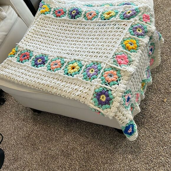 Vintage Hand Crocheted Granny Floral Cottagecore Boho Throw Blanket Afghan - Picture 10 of 11